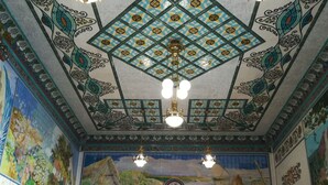 A room with a tiled ceiling, a clock, and a mural on the wall. - YOUR PAUSE IN VALENCIA Center. July and August 10%. Discount (Valencia)