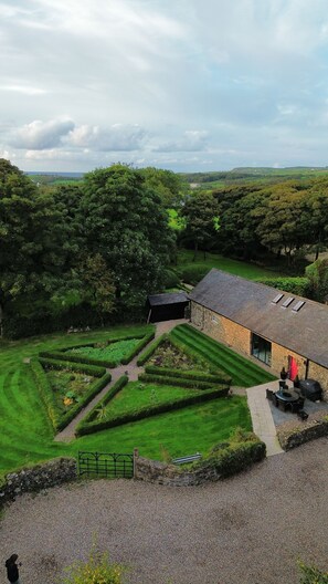 Property grounds - Unique accommodation in the centre of Bushmills - dating back to 1745 (Bushmills)