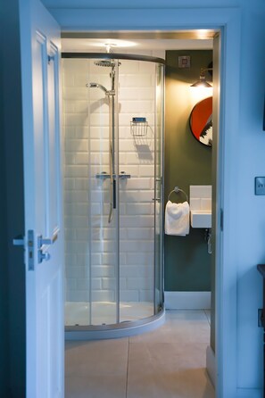 Dusche, Haartrockner, Handtücher, Seife