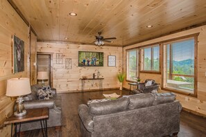 TV, fireplace, video games, DVD player - A Bear'sMtnSplash: Pool*MtnViews*Games*HotTub*Wifi*close to all Attractions! (Sevierville)