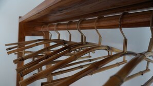 Een houten kapstok met meerdere ophanghaken.