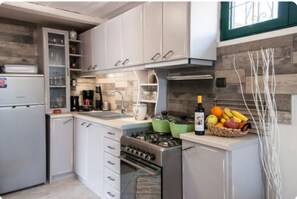Fridge, oven, coffee/tea maker, electric kettle