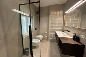 Suihku, hiustenkuivaaja, bidee, pyyhkeet