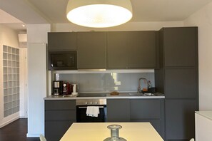 Kjøleskap, mikrobølgeovn, kokeplater og oppvaskmaskin