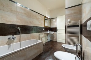 Badekar, hårtørrer, bidet, håndklæder