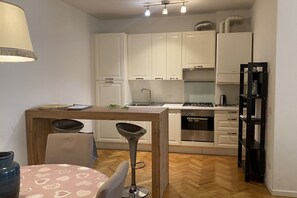 Frigorifero, forno, piano cottura, lavastoviglie
