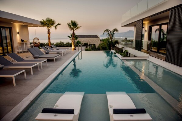 Piscine couverte, piscine extérieure