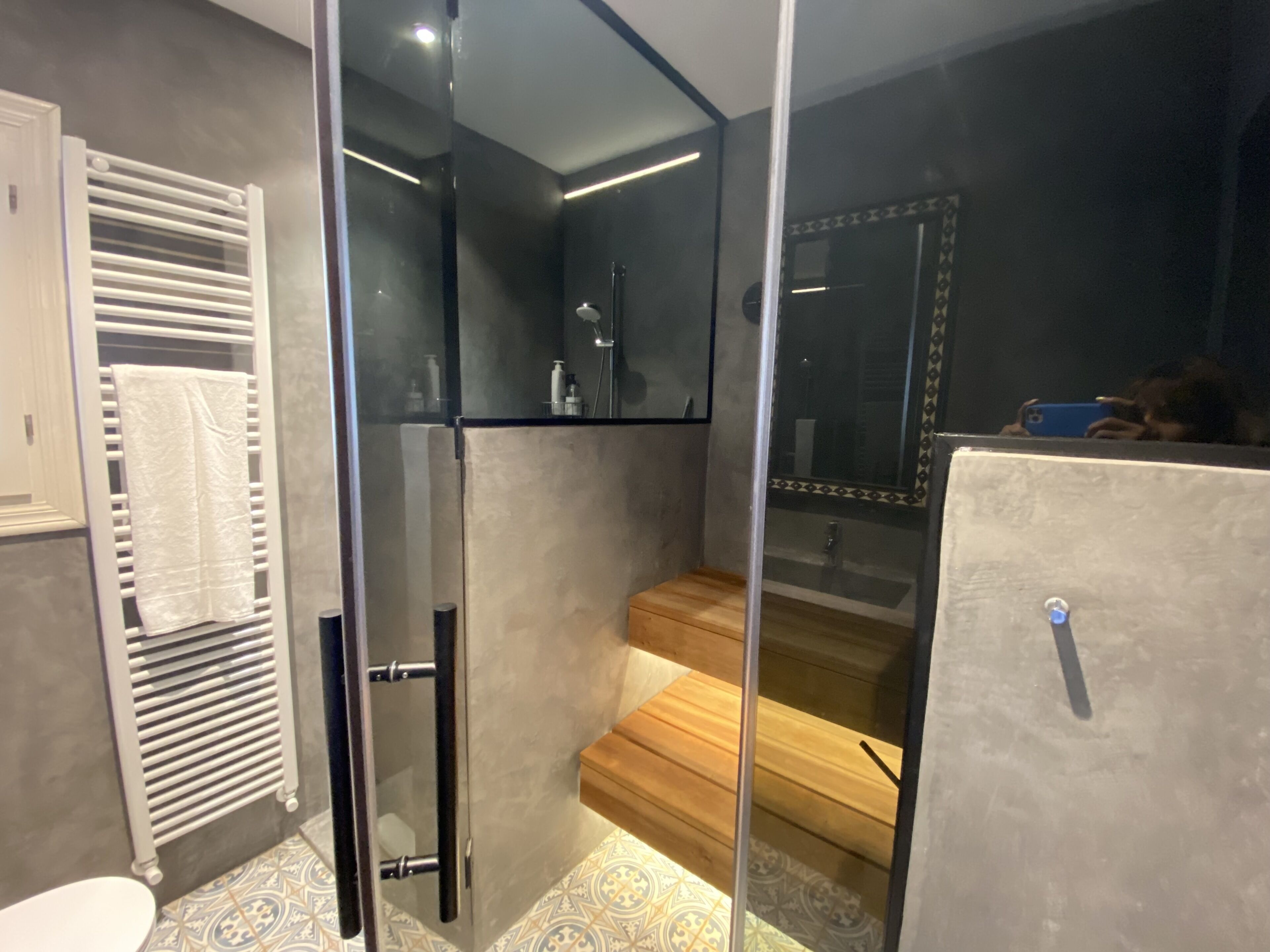 Een bad/douchecombinatie, een haardroger, een bidet, handdoeken