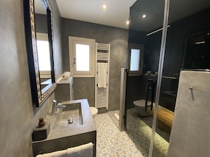 Combined shower/bathtub, hair dryer, bidet, towels - Charming private 3 bed. villa in Fuengirola, close to the beach! (Fuengirola)