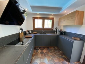 Fridge, microwave, oven, stovetop - Charming private 3 bed. villa in Fuengirola, close to the beach! (Fuengirola)