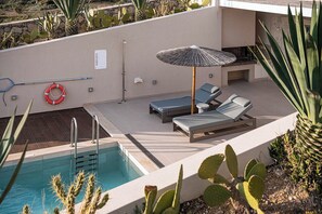 Villa Vista | Värdeförvaringsskåp på rummet, individuell inredning och unika möbler