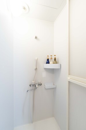 Shower, free toiletries, hair dryer, slippers - ILIMA Higashi Nakano (Tokyo)