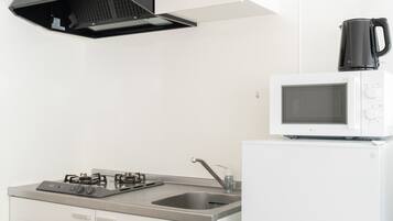 Refrigerador, microondas, placa de cocina