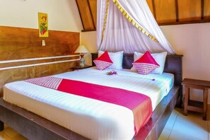 Desk, rollaway beds, free WiFi, bed sheets - Nelly Bungalows (Gili Air)