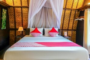 Desk, rollaway beds, free WiFi, bed sheets - Nelly Bungalows (Gili Air)