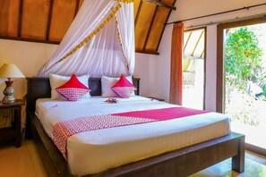 Desk, rollaway beds, free WiFi, bed sheets - Nelly Bungalows (Gili Air)