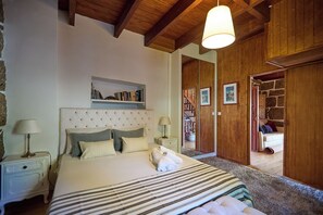 3 bedrooms, travel crib, free WiFi, bed sheets - Ribeiro Country House - 15 minutes from Porto (Rebordosa)