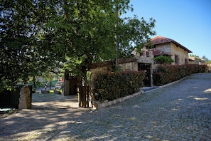 Property grounds - Ribeiro Country House - 15 minutes from Porto (Rebordosa)