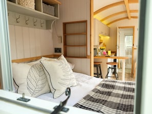 1 habitación, tabla de planchar con plancha, cuna de viaje y wifi