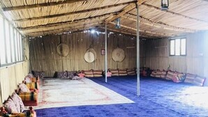 Lobby sitting area - Wahiba Bedouin Rustic Camp (Bidiya)