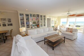 Una Smart TV, un reproductor de DVD, libros, un reproductor estéreo