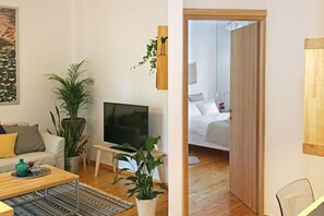 Deluxe-Apartment | Wohnbereich | 43-Zoll-Flachbildfernseher mit Satellitenempfang, Fernseher, Netflix