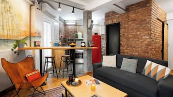 Deluxe Apartment | Hypo-allergenic bedding, memory-foam beds, individually decorated