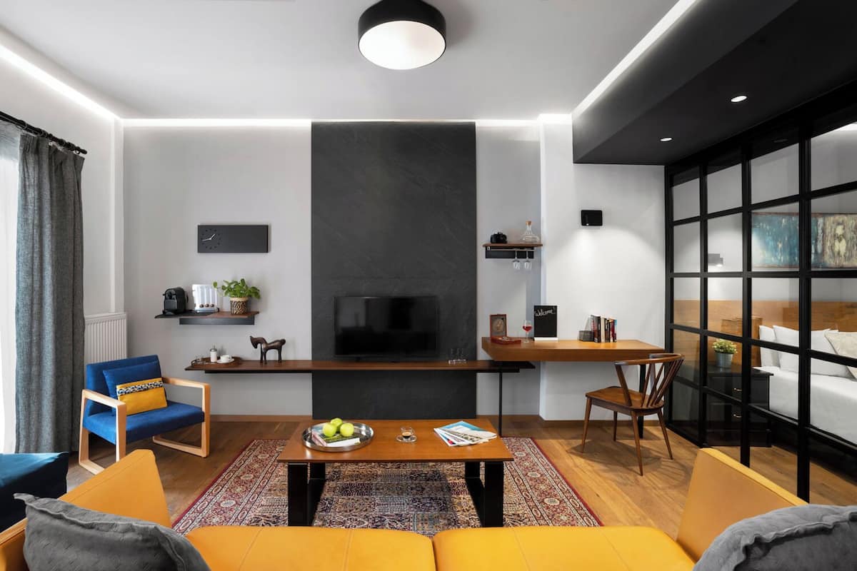Un salon moderne avec un téléviseur à écran plat, une table basse et un canapé.