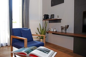 Apartment | Wohnbereich | 43-Zoll-Flachbildfernseher mit Satellitenempfang, Fernseher, Netflix