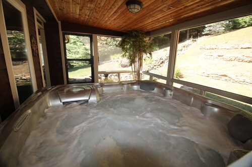 The Ponderosa - 4BR/3.5BA Home w/Hot Tub, WiFi, & Near New River State Park