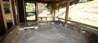 The Ponderosa - 4BR/3.5BA Home w/Hot Tub, WiFi, & Near New River State Park