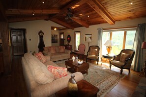 Smart TV, chimenea, reproductor de DVD y futbolito 