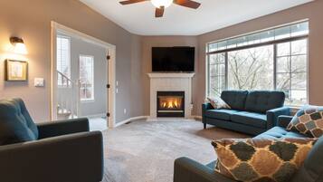 Smart TV, chimenea y monitor de computadora