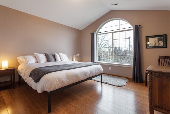 2 Schlafzimmer, Schreibtisch, Bügeleisen/Bügelbrett, Reisekinderbett