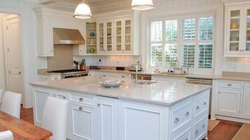 Fridge, microwave, dishwasher, coffee/tea maker