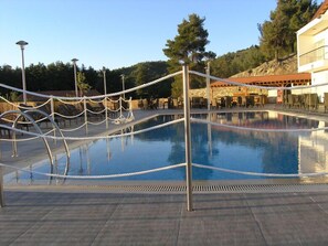 Seasonal outdoor pool, open 10:00 AM to 5:00 PM, pool loungers - Livadia Hotel Kyperounta (Kyperounta)