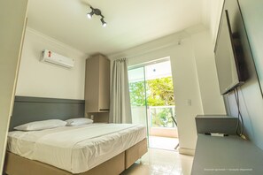 Apartamento | Espaço de trabalho para notebook, ferros/tábuas de passar roupa