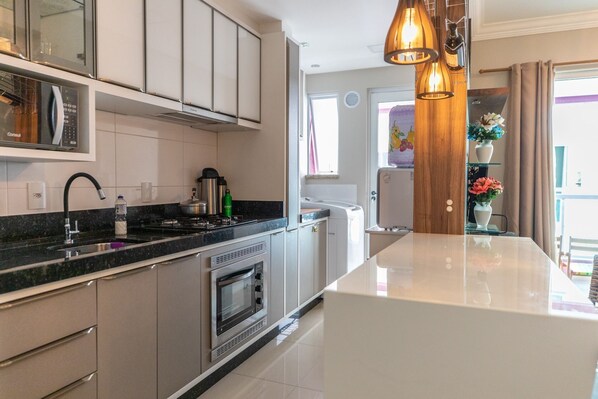 Apartment | Private kitchen | Fridge, microwave, stovetop, toaster - Village Ecopark - por Cleber Bonotto (Bombinhas)