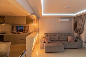 尊榮公寓 | 起居區 | 32-吋智慧型電視、數位頻道、電視、Netflix