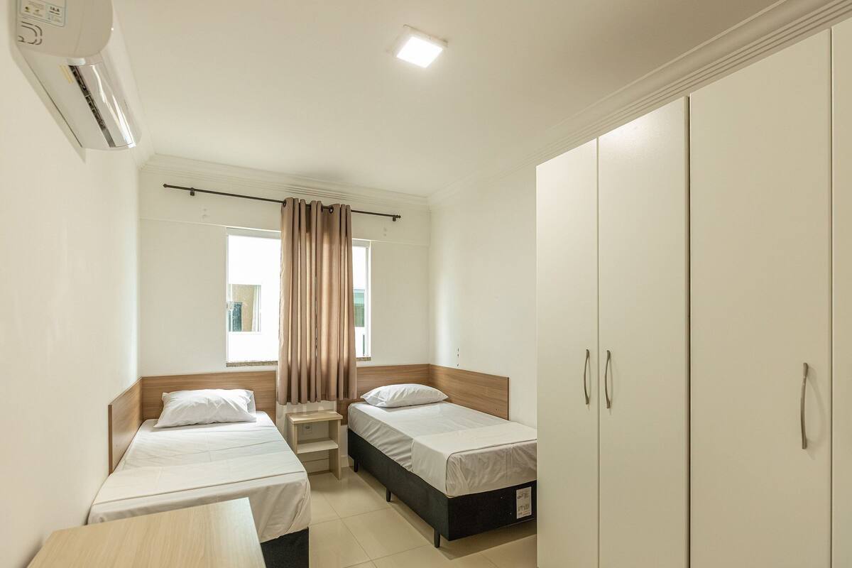 Apartamento básico | Espaço de trabalho para notebook, ferros/tábuas de passar roupa