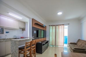 舒適公寓 (104A) | 起居區 | 32-吋智慧型電視、數位頻道、電視、Netflix