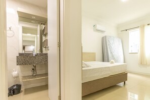 Apartamento básico | Banheiro | Chuveiro, toalhas de banho