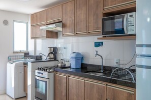 เบสิกอพาร์ทเมนท์ | ครัวส่วนตัว | ตู้เย็น, ไมโครเวฟ, เตาประกอบอาหาร, เตาปิ้งขนมปัง