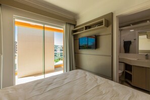 Apartemen Premium | Ruang kerja ramah laptop, setrika/meja setrika, dan Wi-Fi gratis