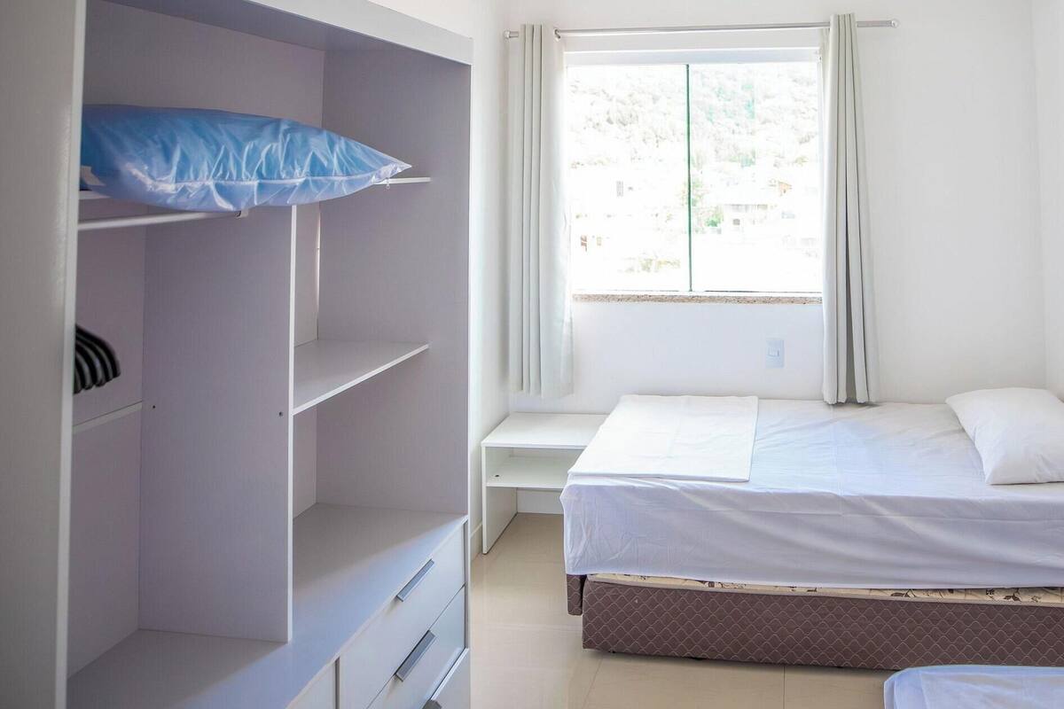 Apartamento | Espaço de trabalho para notebook, ferros/tábuas de passar roupa