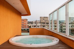Premium Apartment | Outdoor spa tub - Village Ecopark - por Cleber Bonotto (Bombinhas)