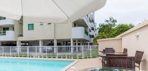 สระว่ายน้ำกลางแจ้ง