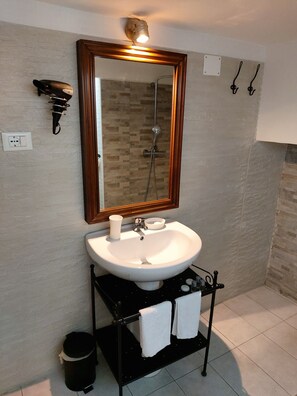 Basic Double Room | Bathroom | Hair dryer, bathrobes, towels, soap - Maison Flaminia (Rome)