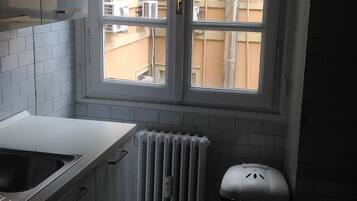 Studio | Private kitchen | Microwave, espresso maker, coffee/tea maker, electric kettle