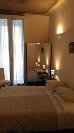 Quarto casal ou duplo econômico (Private External Bathroom) | Frigobar (abastecido com itens grátis), escrivaninha